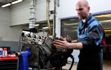 Mercedes-Benz Oldtimer M117 repair of engine