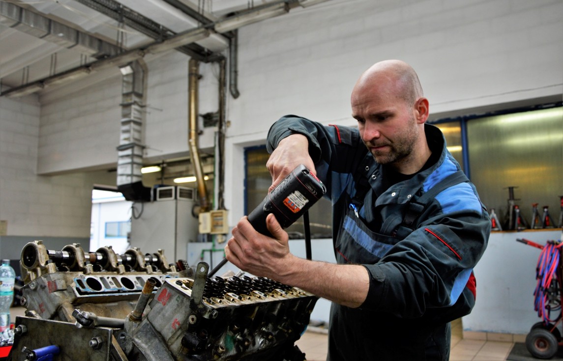 Mercedes-Benz Oldtimer M117 repair of engine