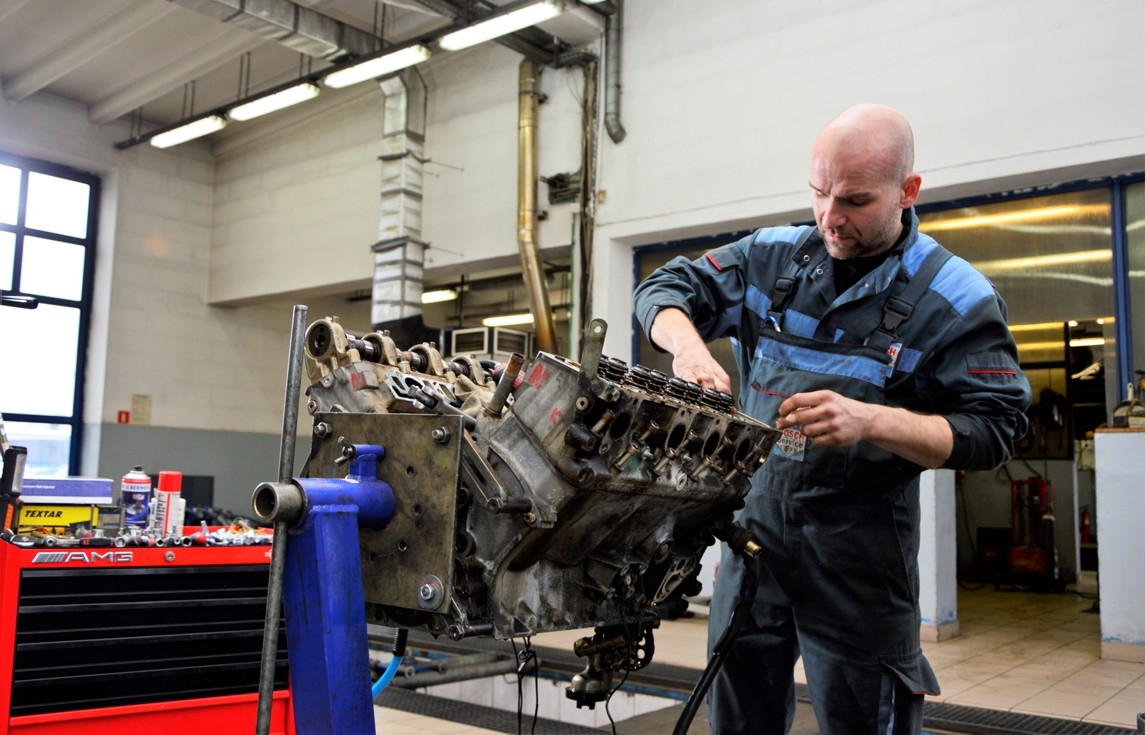 Mercedes-Benz Oldtimer M117 repair of engine