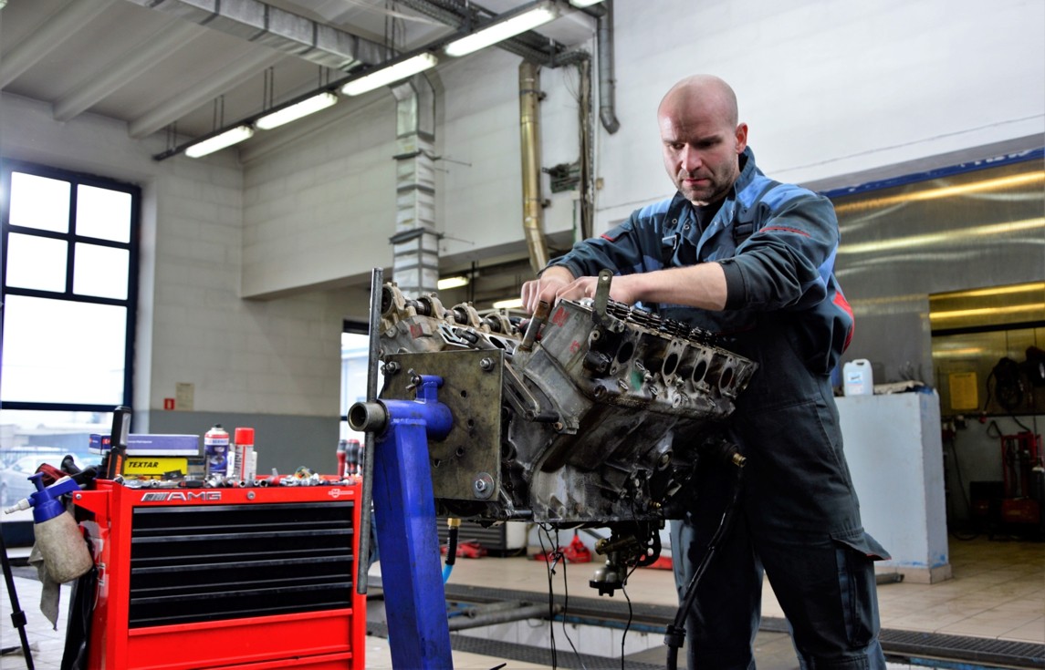 Mercedes-Benz Oldtimer M117 repair of engine