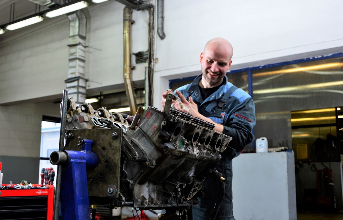 Mercedes-Benz Oldtimer M117 repair of engine