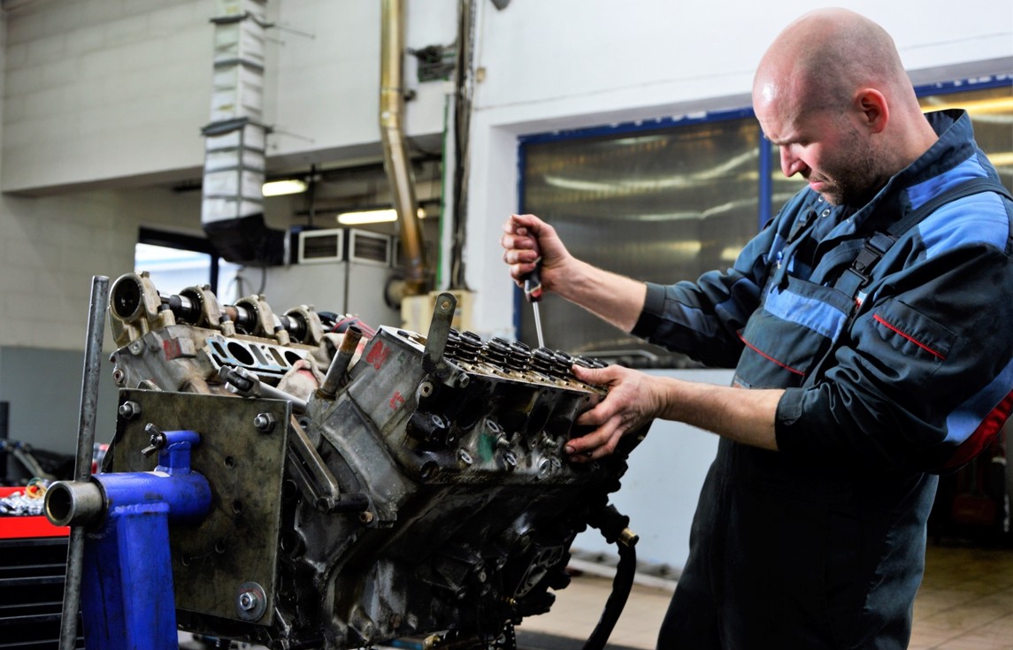 Mercedes-Benz Oldtimer M117 repair of engine