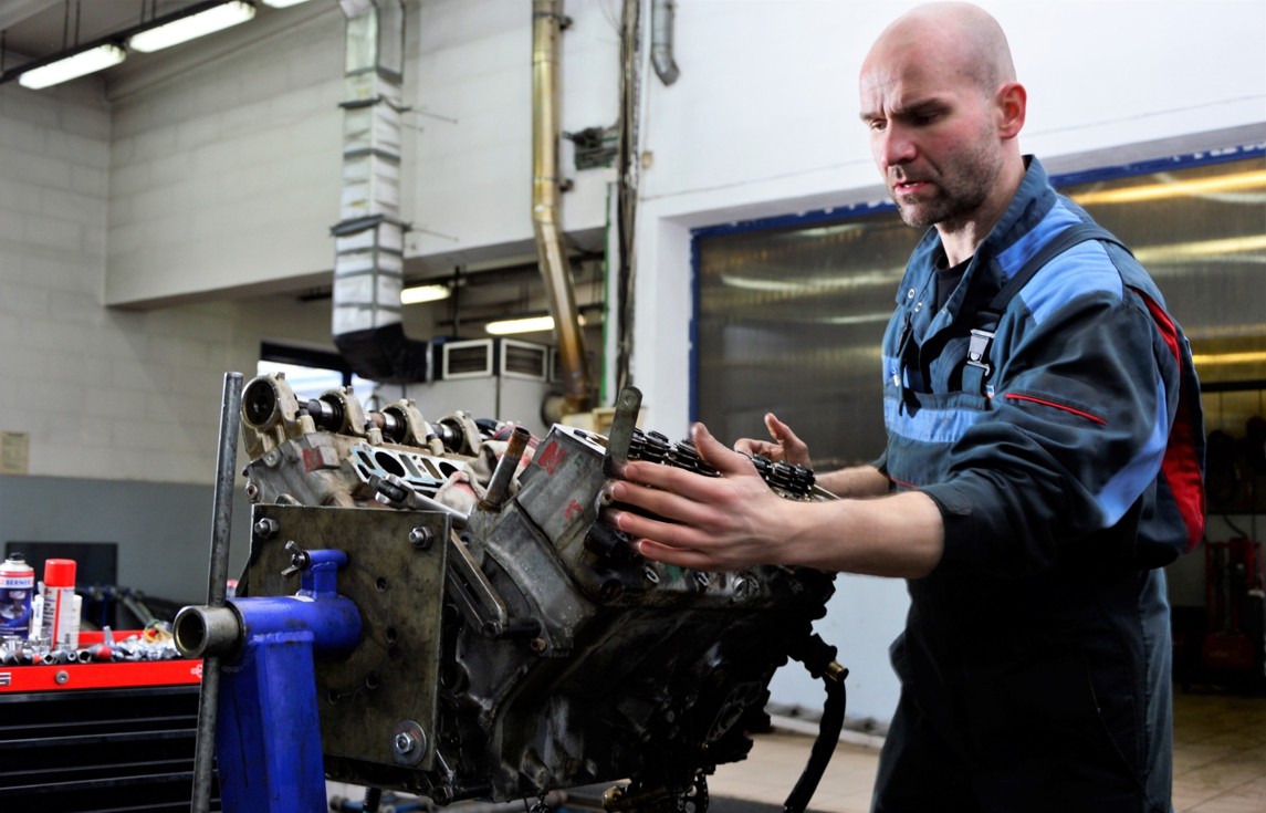 Mercedes-Benz Oldtimer M117 repair of engine