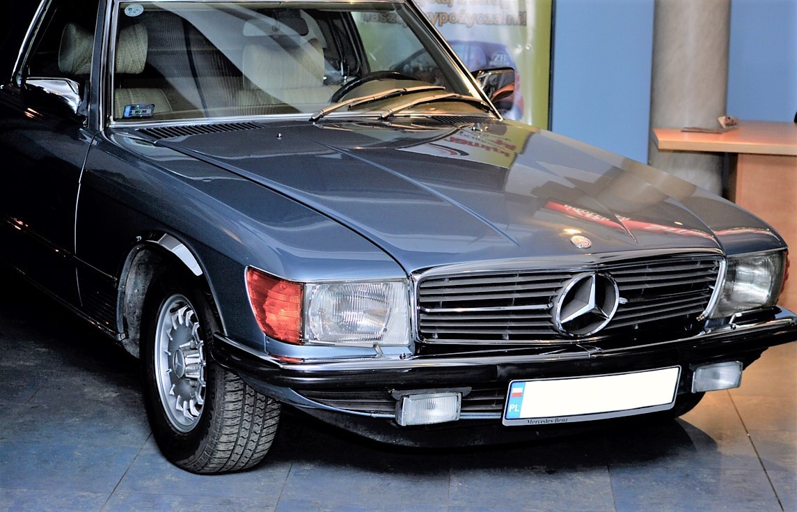 Odrestaurowany oldtimer Mercedes-Benz W107