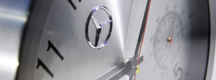 Oryginalny zegar naścienny Mercedes-Benz - idealny do ulubionego wnętrza