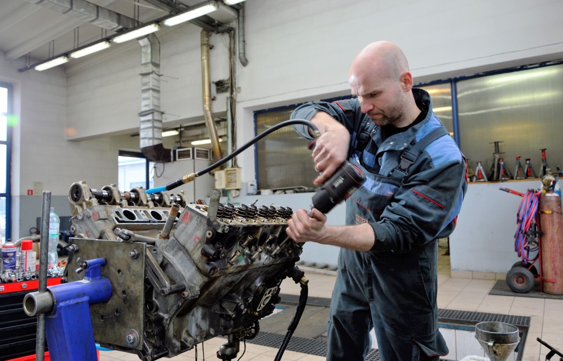 Mercedes-Benz Oldtimer M117 repair of engine
