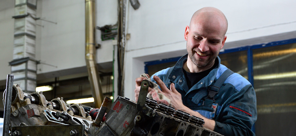 All technicians employed at Broler.Serwis have the necessary qualifications.