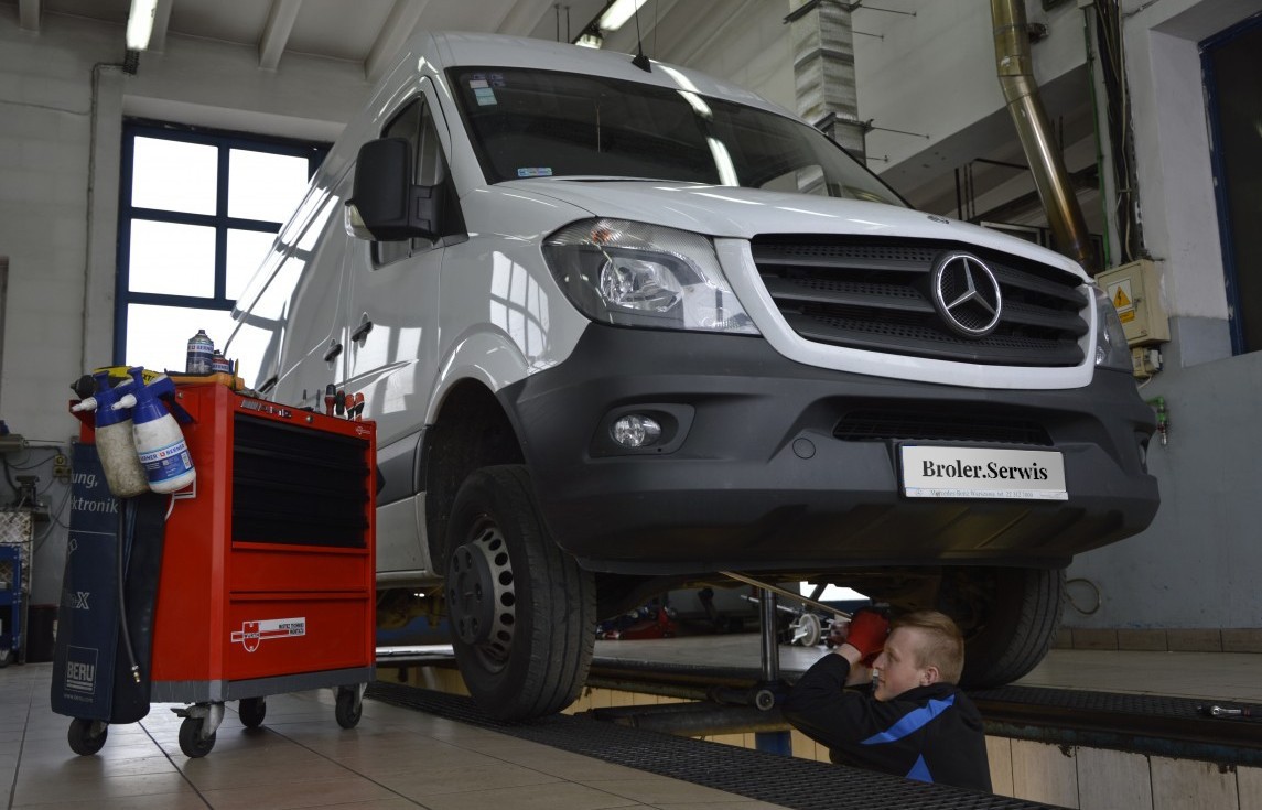 Sprawdzenie luzów w zawieszeniu przednim - Mercedes Sprinter 906