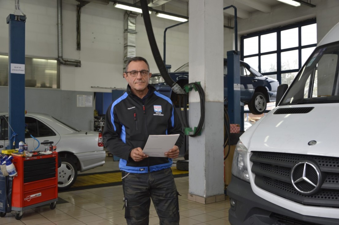 Właściciel firmy przeglada zlecenie serwisowe - Mercedes Sprinter 906