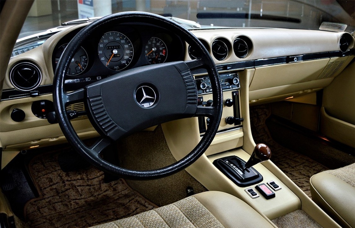 Odrestaurowany oldtimer Mercedes-Benz W107