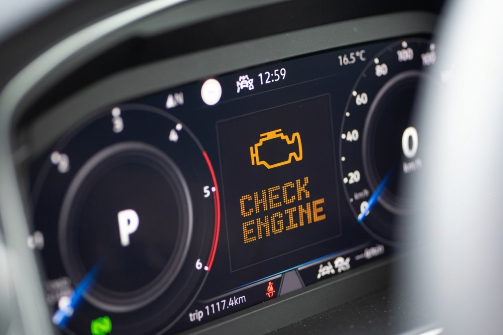 Dlaczego zapala się kontrolka „Check Engine”? Najczęstsze przyczyny i czy można dalej jechać?