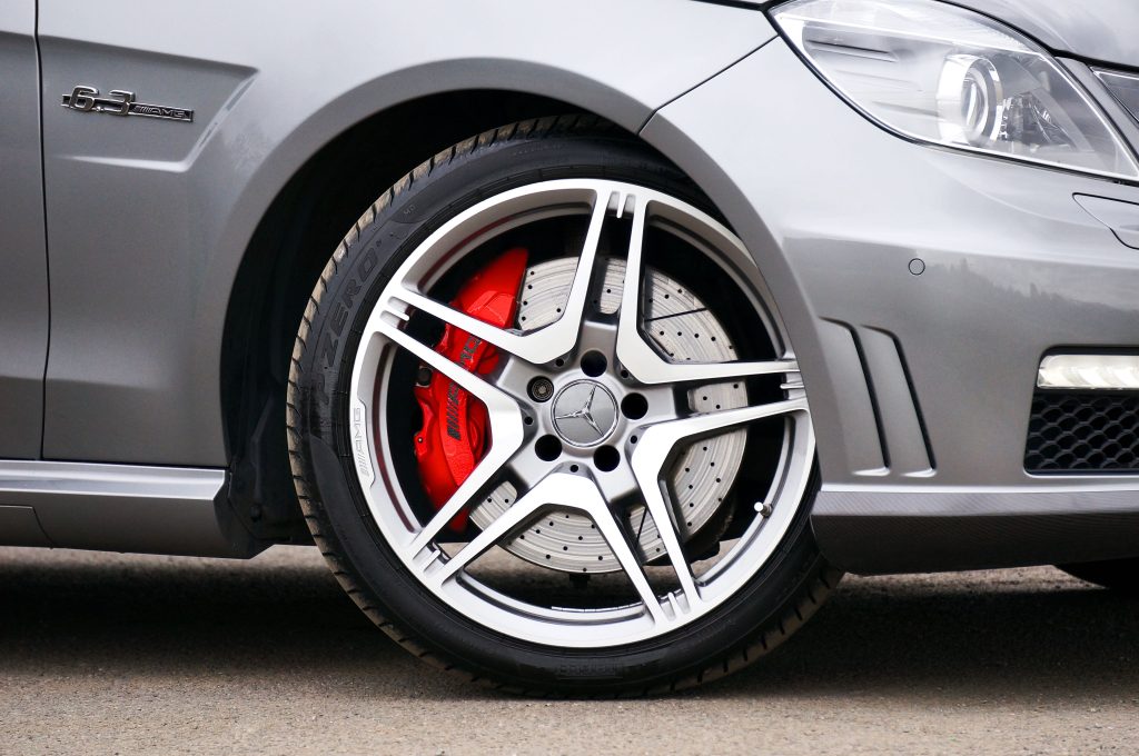 Mercedes i układ hamulcowy – kiedy wymienić klocki, tarcze i płyn hamulcowy